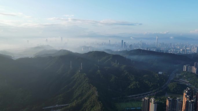 深圳银湖山沿山公路与远处市区晨雾