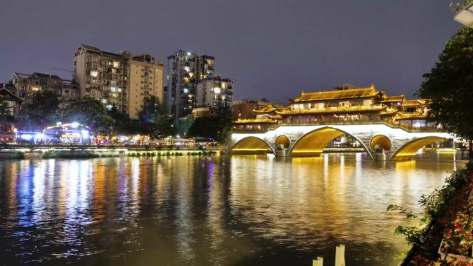 令人惊叹的延时拍摄，展示了中国成都中心安顺桥充满活力的夜景，船经过，美丽的灯光和酒吧街