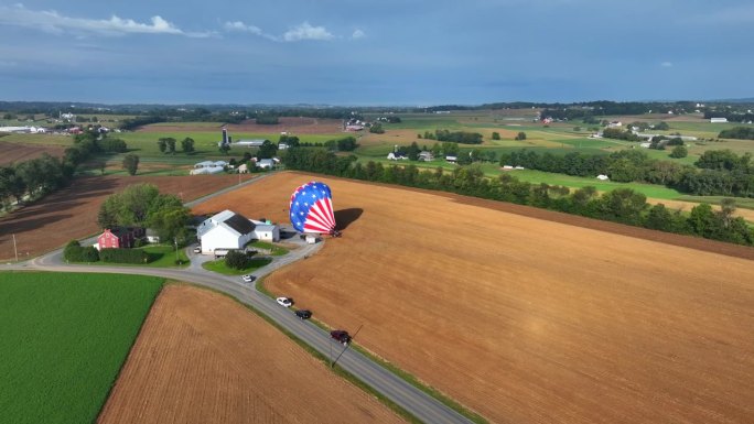 美国热气球降落在美国宾夕法尼亚州乡下的麦田上的鸟瞰图