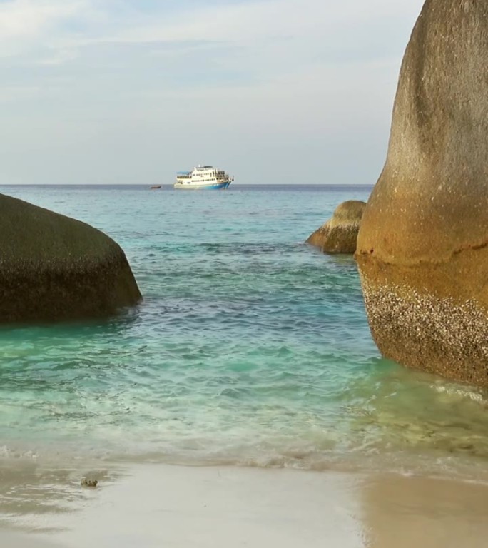 泰国斯米兰群岛岩石之间的海滩