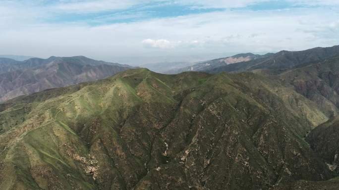 群山，电塔，流云