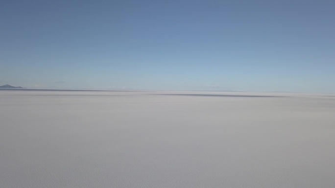 无人机拍摄的乌尤尼盐湖周围的佩斯卡多岛，鱼岛，在世界上最大的盐滩在玻利维亚安第斯山脉的高海拔地区。