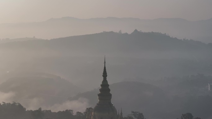 中缅边境的佛塔沐浴在晨雾中