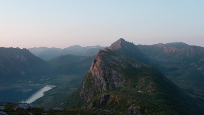 风景优美的斯特丁丁山顶在挪威-航拍