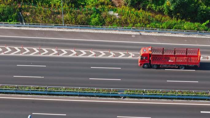 空货车公路上高速行驶