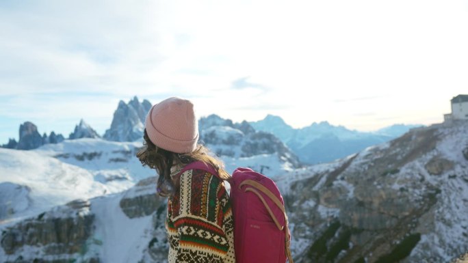 冬天在白雪覆盖的白云石徒步旅行的妇女