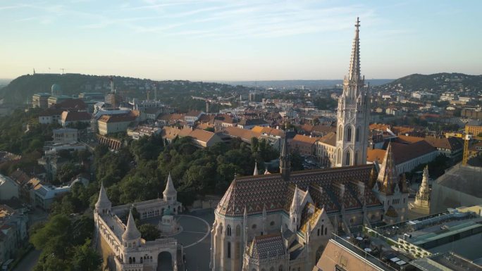 空中吊杆拍摄的城堡区在布达佩斯，匈牙利在日出
