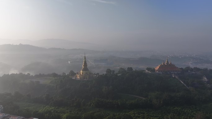 瑞丽市傣王宫紧邻缅北地区的缅甸木姐市