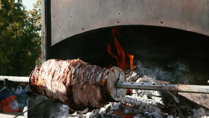 横向烤肉串被称为Cag kebab或Cag doner
