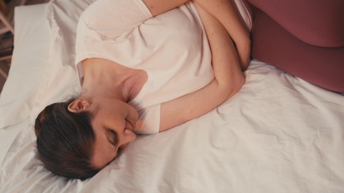 妇女躺在床上时腹痛，胃炎，经期痉挛