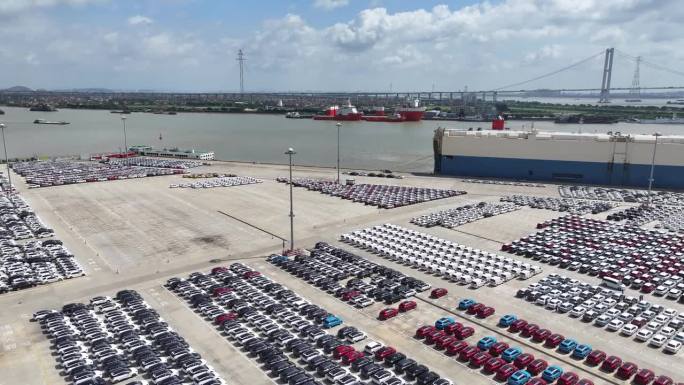 航拍俯视图大型滚装卡车在巨大的停车场准备分配，为运输船护航车或车辆进出世界市场