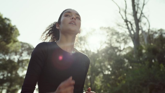 健身，跑步和妇女训练在森林马拉松，健康和健康与树木。运动，跑步者或运动员在大自然中进行户外晨练，表演