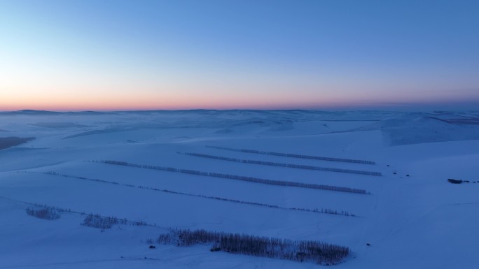 丘陵雪野一抹晚霞