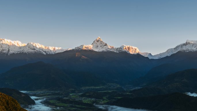 鱼尾峰尼泊尔安纳普尔纳喜马拉雅雪山日出