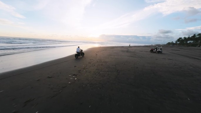 空中跟随骑自行车的人定制自行车热带沙滩傍晚日落