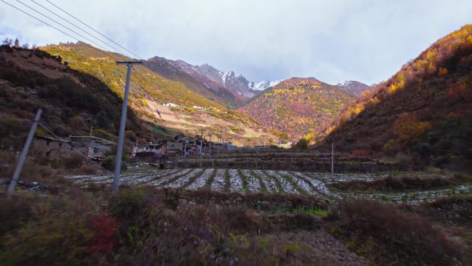 秋季雪山山谷村庄