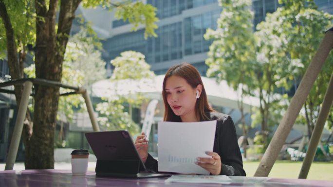 亚洲女商人视频在线会议工作以外的办公室