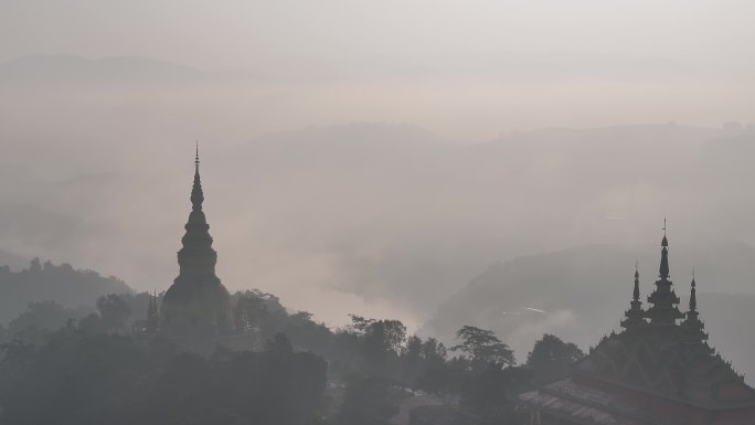 中缅边境线上的佛塔沐浴在晨雾中