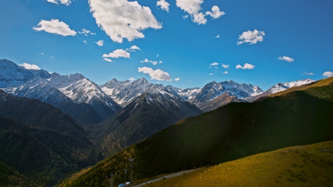 巴郎山牧场雪山盘山公路