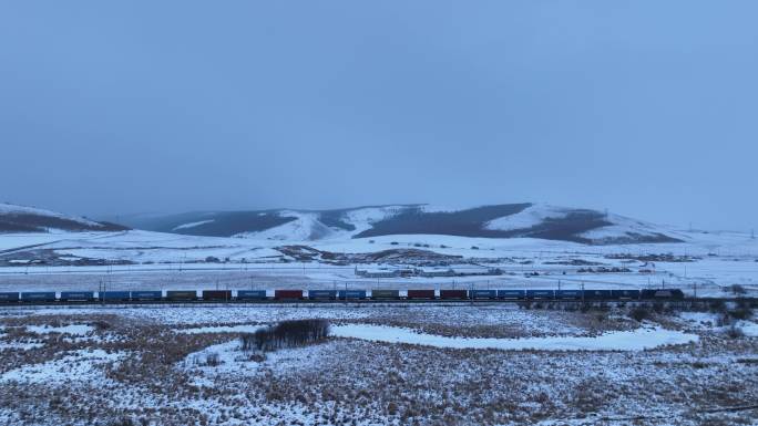 行驶在雪原上的中欧班列