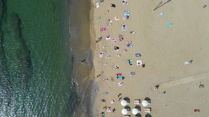 鸟瞰透明的蓝色大海，在夏天阳光明媚的日子里有美丽的海浪。热带景观从空气的海洋与蔚蓝的水，在日落沙底。