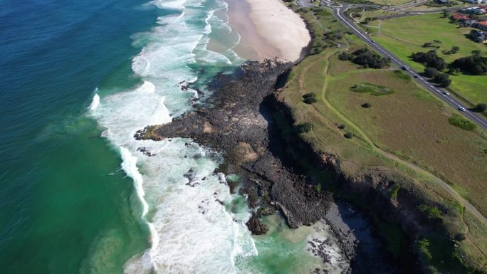 澳大利亚新南威尔士州巴利纳的夏普海滩，旁边是怀特的头和平坦的岩石。空中