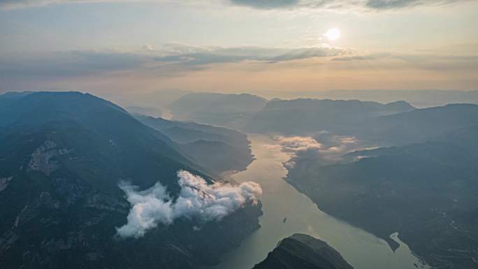 8K壮丽山河长江三峡朝霞日出云雾航运延时