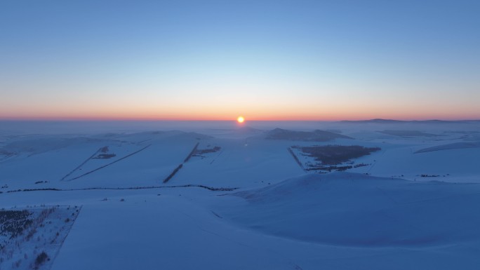 丘陵雪野夕阳