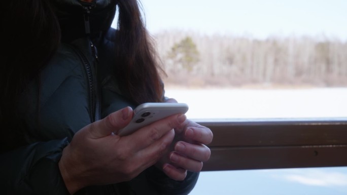 女人用手机智能手机聊天、交流，双手特写。