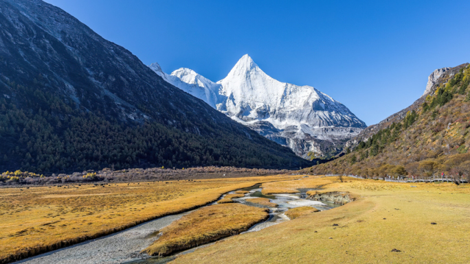 稻城亚丁央迈勇雪山