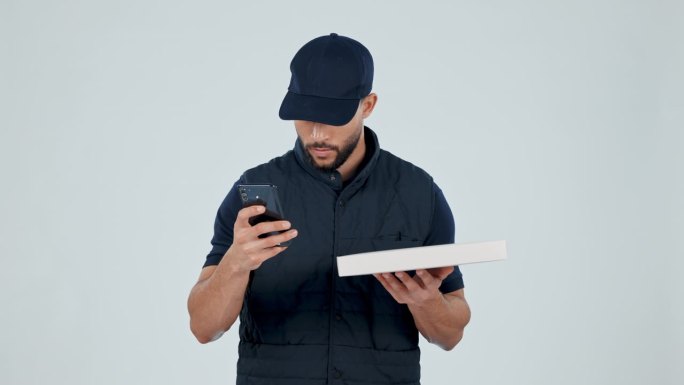 白色背景的快递员、披萨和手机，用于电子商务、金融科技和非接触式支付。工作人员的面孔，快餐盒用于客户服