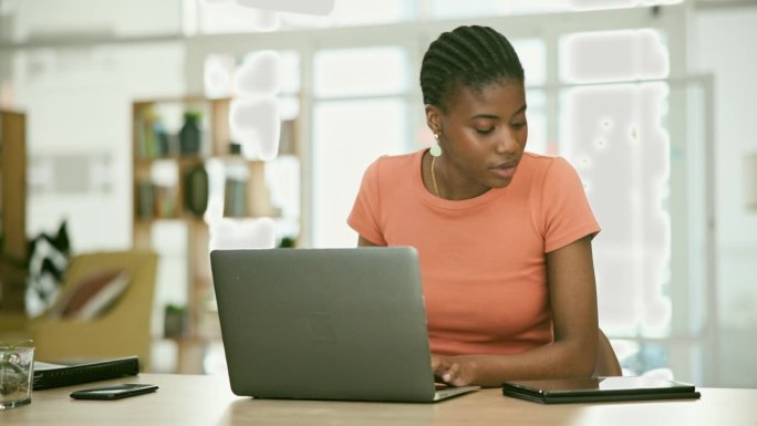 商务女性，笔记本电脑和平板电脑用于市场调研、文案截稿和社交媒体策划。自由职业者或非洲人，在家工作，在