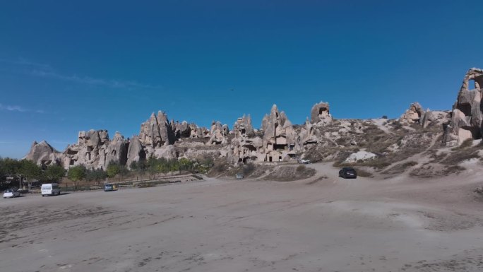 卡帕多西亚山谷中不寻常的岩石洞穴