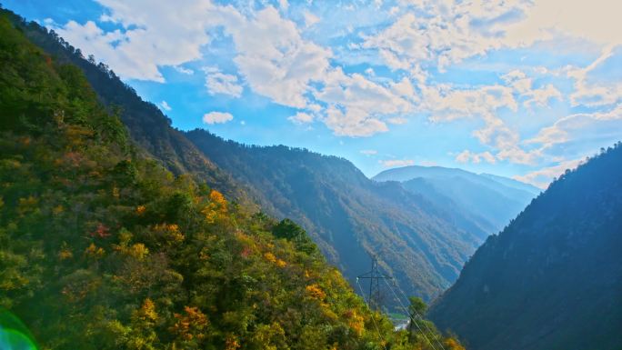 秋季崇山峻岭山谷道路