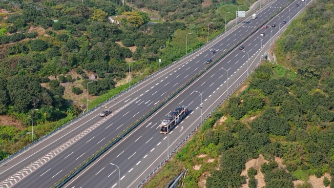 运轿车公路上行驶