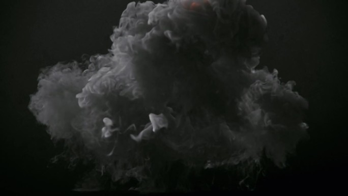 爆炸伴随着浓浓的黑烟孤立在黑色背景上。3d渲染数字动画4K