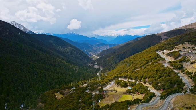 山谷和雪山连绵不绝