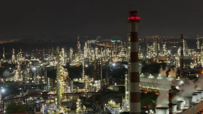 4k航拍炼油厂化工能源工业烟囱石化夜景