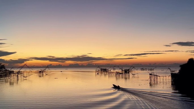 泰国帕塔隆Pakpra村的日落，船和大鱼笼