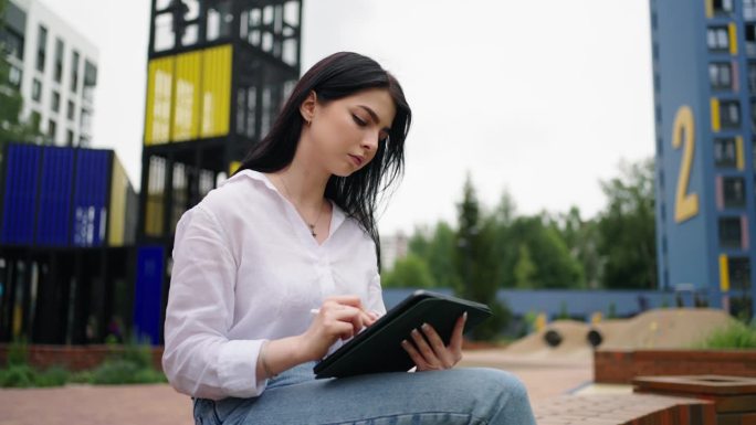 女学生艺术家通过图形平板电脑和触控笔绘制数字图像，现代技术