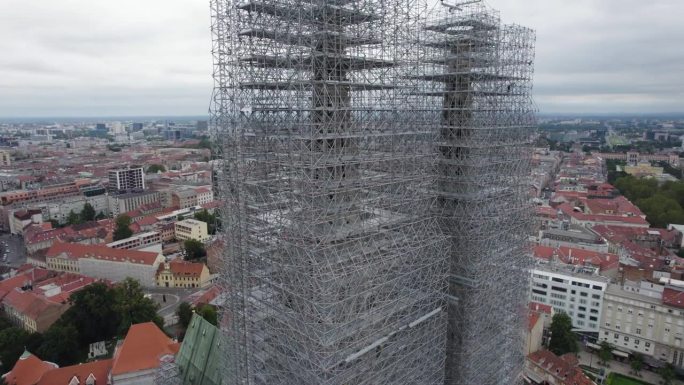 萨格勒布大教堂:正在翻新的塔楼，被脚手架包围——空中轨道