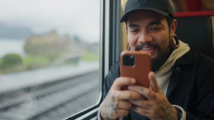 亚洲男性游客在上班途中使用智能手机。