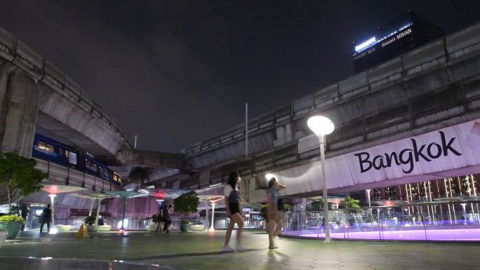 东南亚泰国曼谷网红天桥上行走的人流