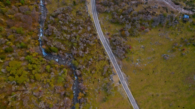 秋天山谷道路