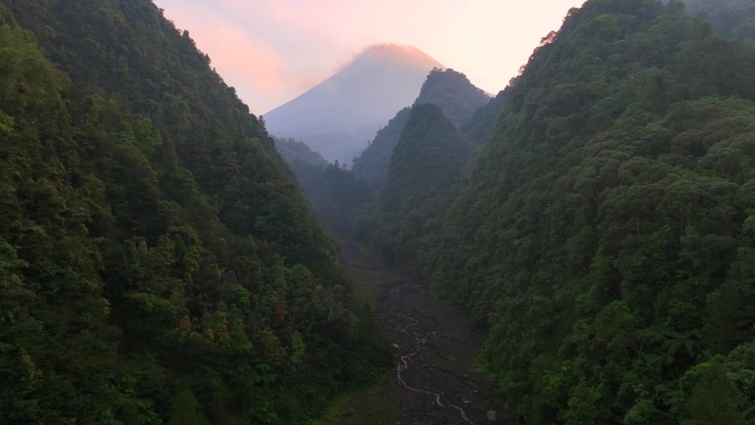 鸟瞰印尼爪哇默拉皮火山喷发的日出景象