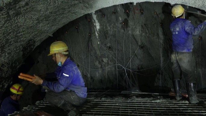 基础建设 铺路搭桥 工程建设