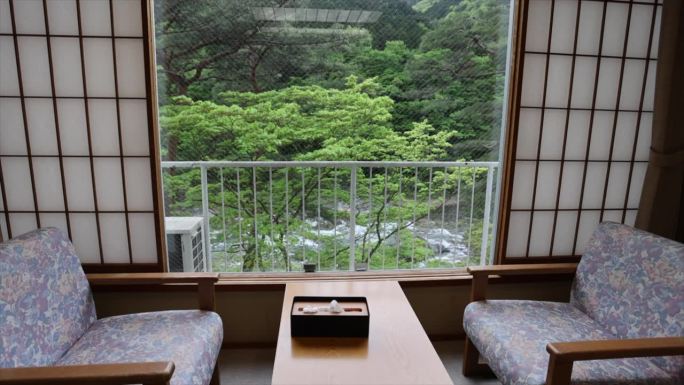 日式客房的温泉自然景观