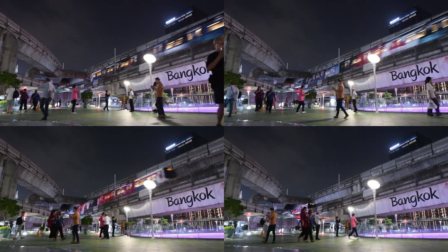 东南亚泰国曼谷网红天桥上行走的人流