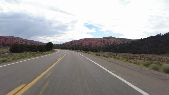 超速驾驶布莱斯峡谷风景道12东行02正面视图犹他州西南部