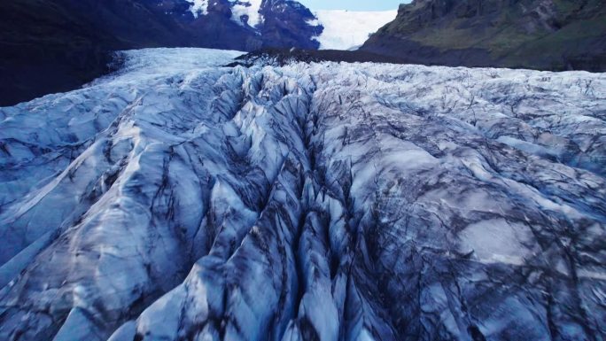 航拍:冰川的反向立交桥，蜿蜒的道路上有深深的裂缝和锯齿状的冰川，这是气候变化对这个自然奇观不断移动和